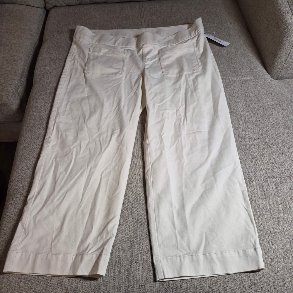 Ingrid + Isabel wide leg cream pants with pockets in the front and back.